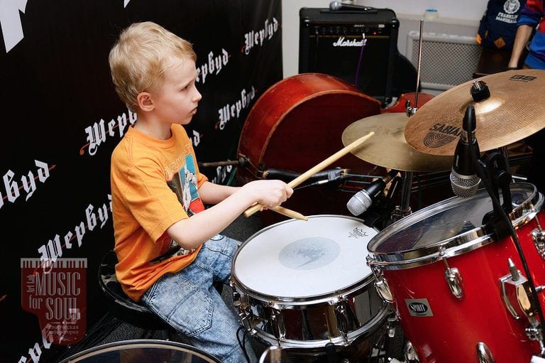 Мальчики виртуозы. Ребенок барабанщик. Игра на барабанах. Мальчик с барабаном. Ребенок за барабанами.